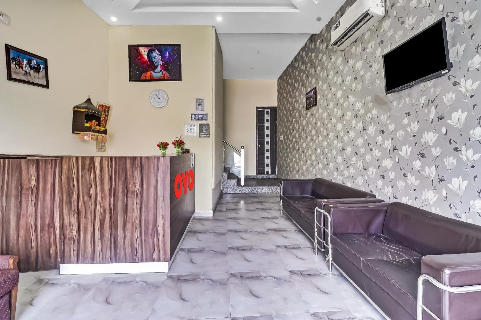 Hotel O Prince Home Stay Near Ambience Mall Нью-Делі Екстер'єр фото