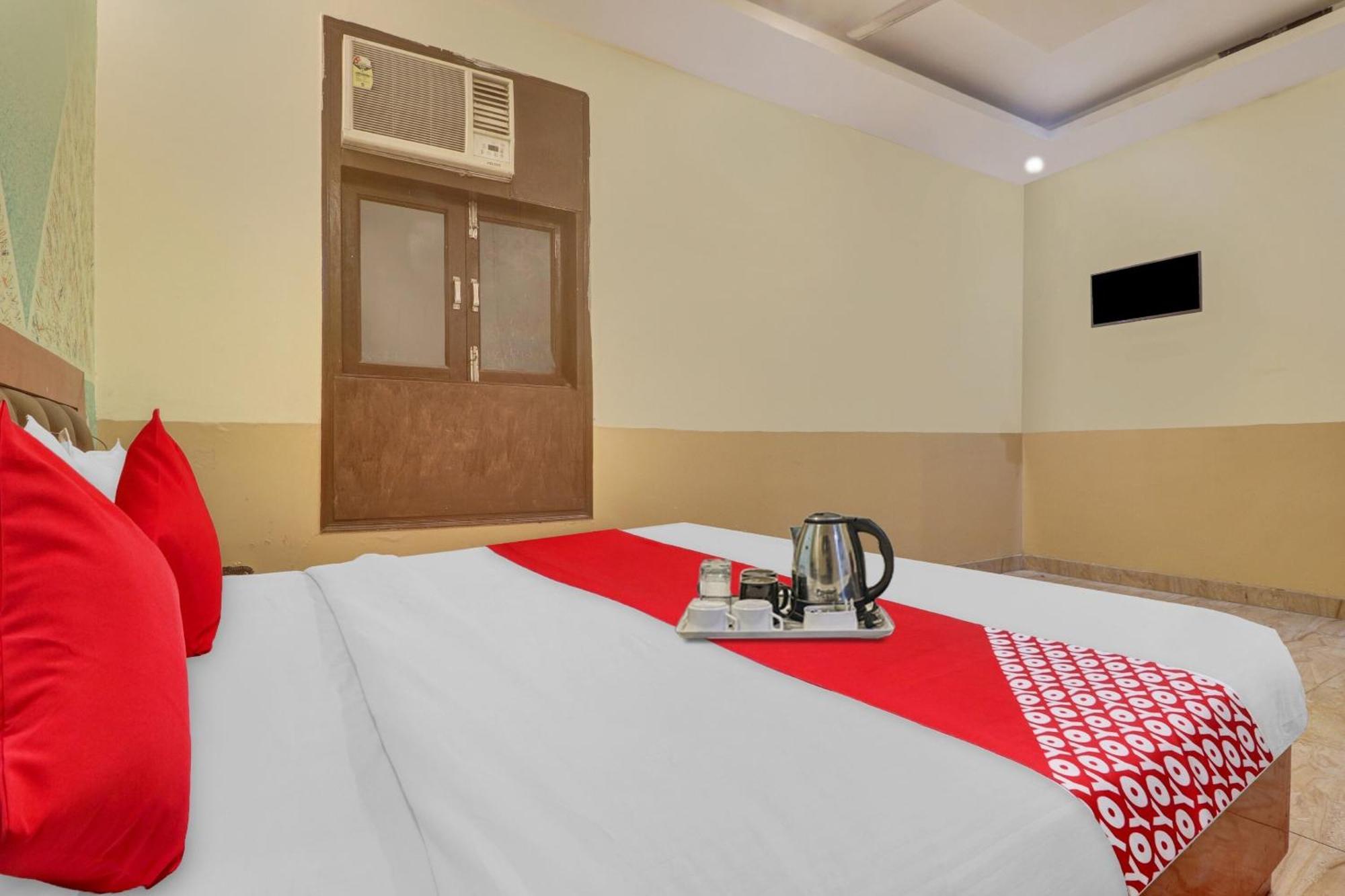 Hotel O Prince Home Stay Near Ambience Mall Нью-Делі Екстер'єр фото