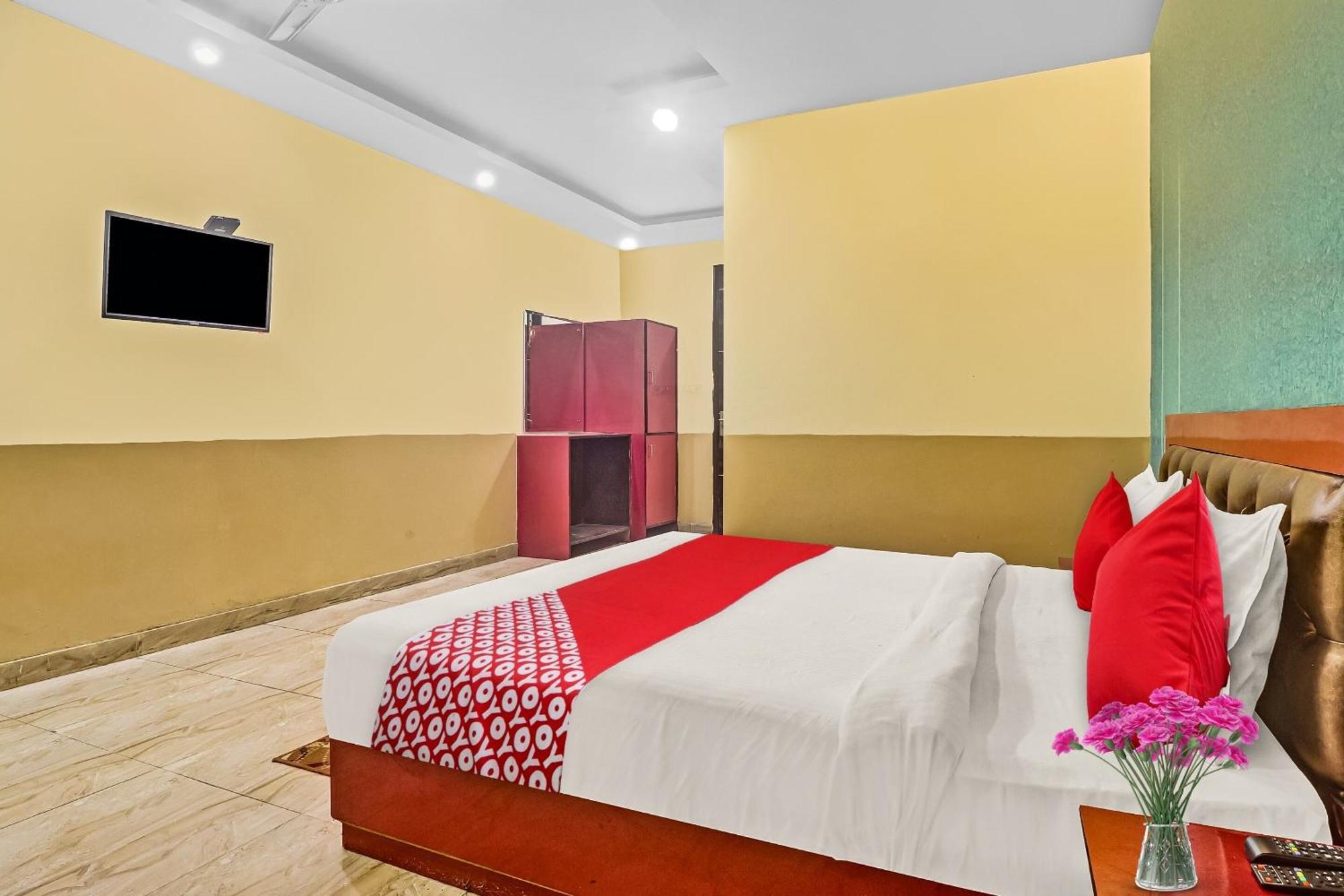 Hotel O Prince Home Stay Near Ambience Mall Нью-Делі Екстер'єр фото