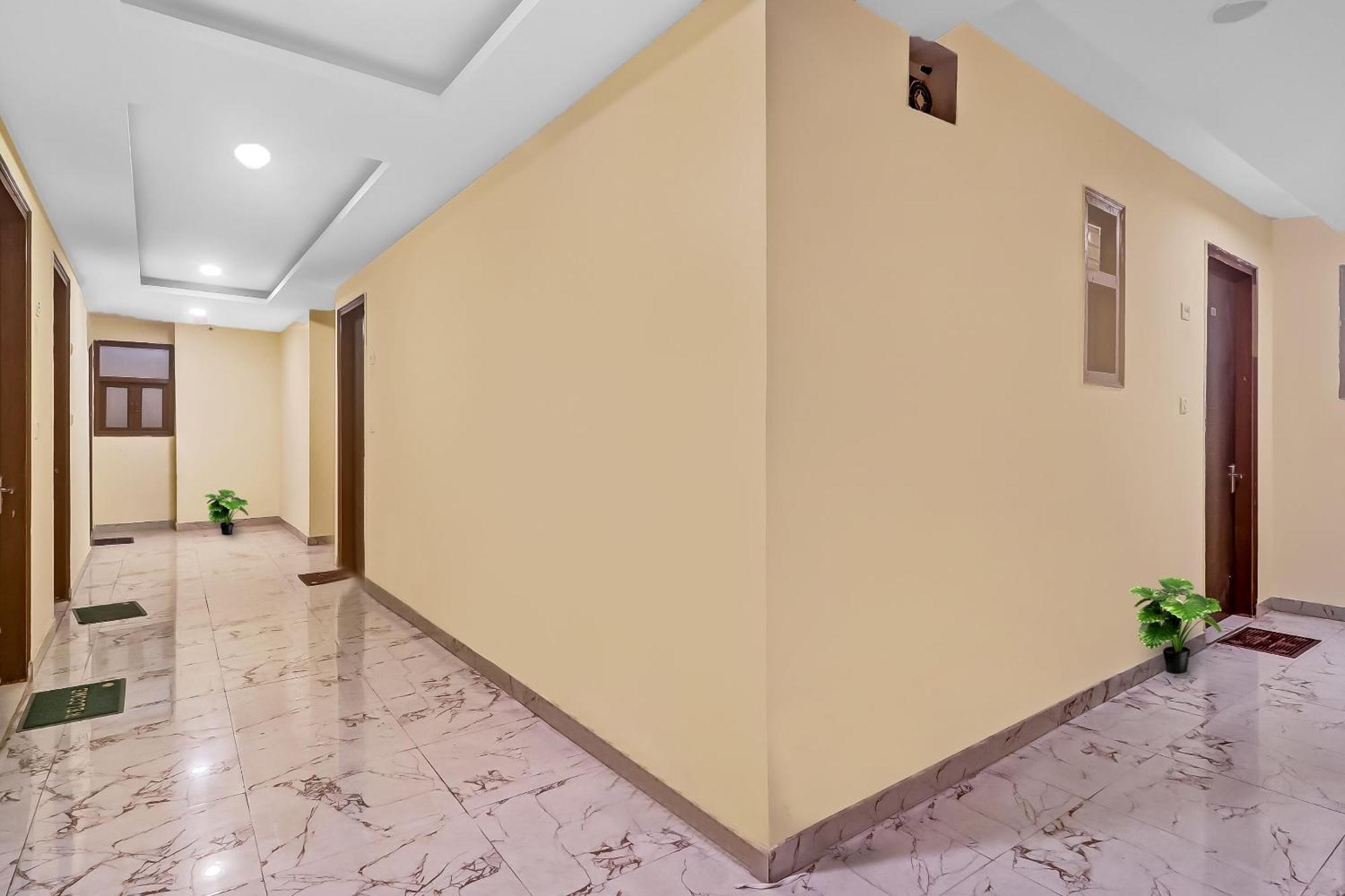 Hotel O Prince Home Stay Near Ambience Mall Нью-Делі Екстер'єр фото