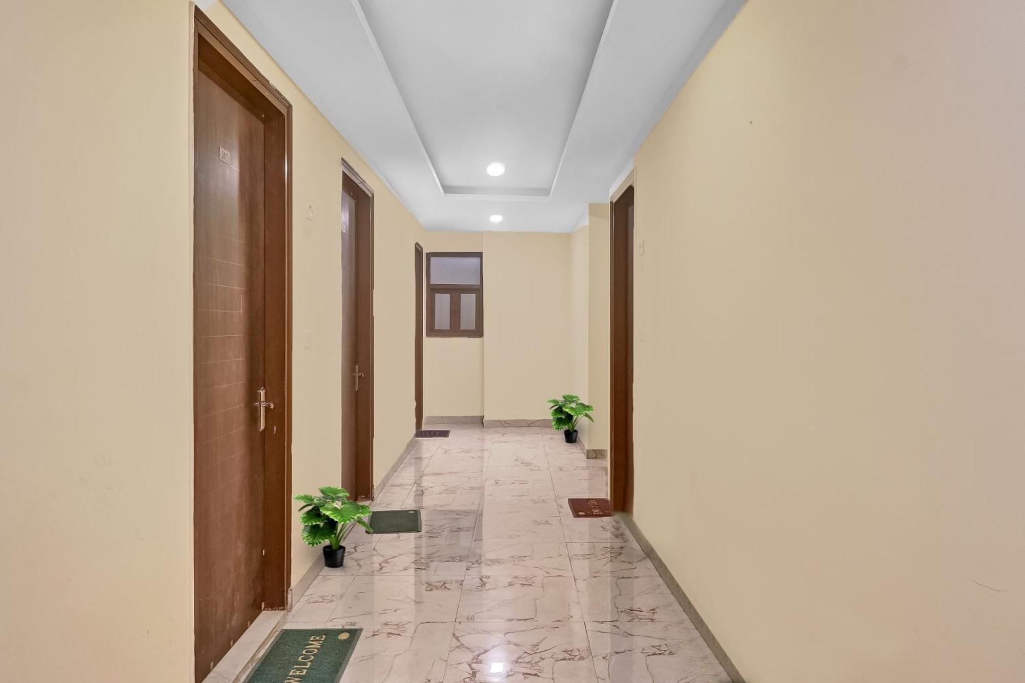 Hotel O Prince Home Stay Near Ambience Mall Нью-Делі Екстер'єр фото