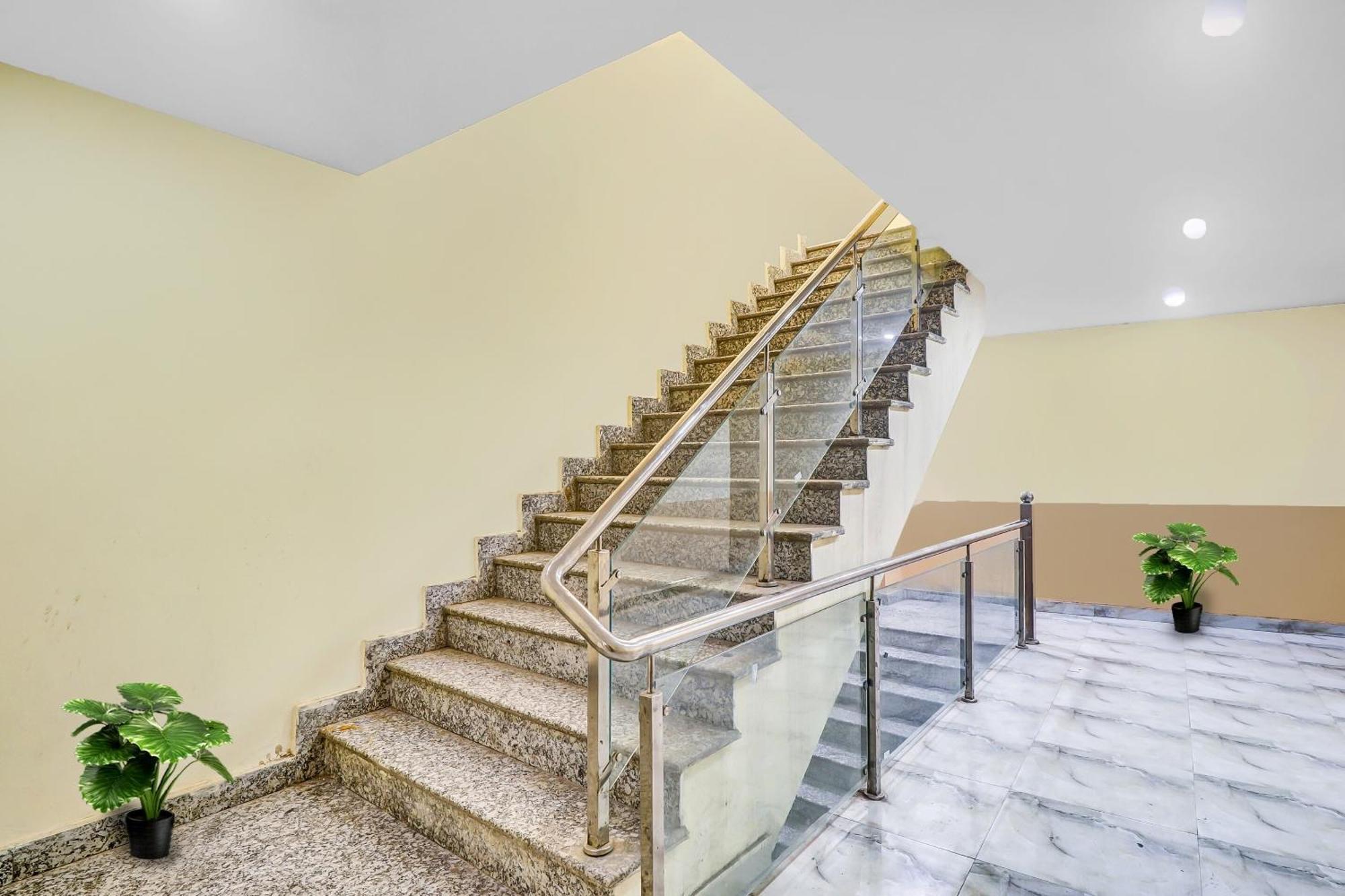 Hotel O Prince Home Stay Near Ambience Mall Нью-Делі Екстер'єр фото