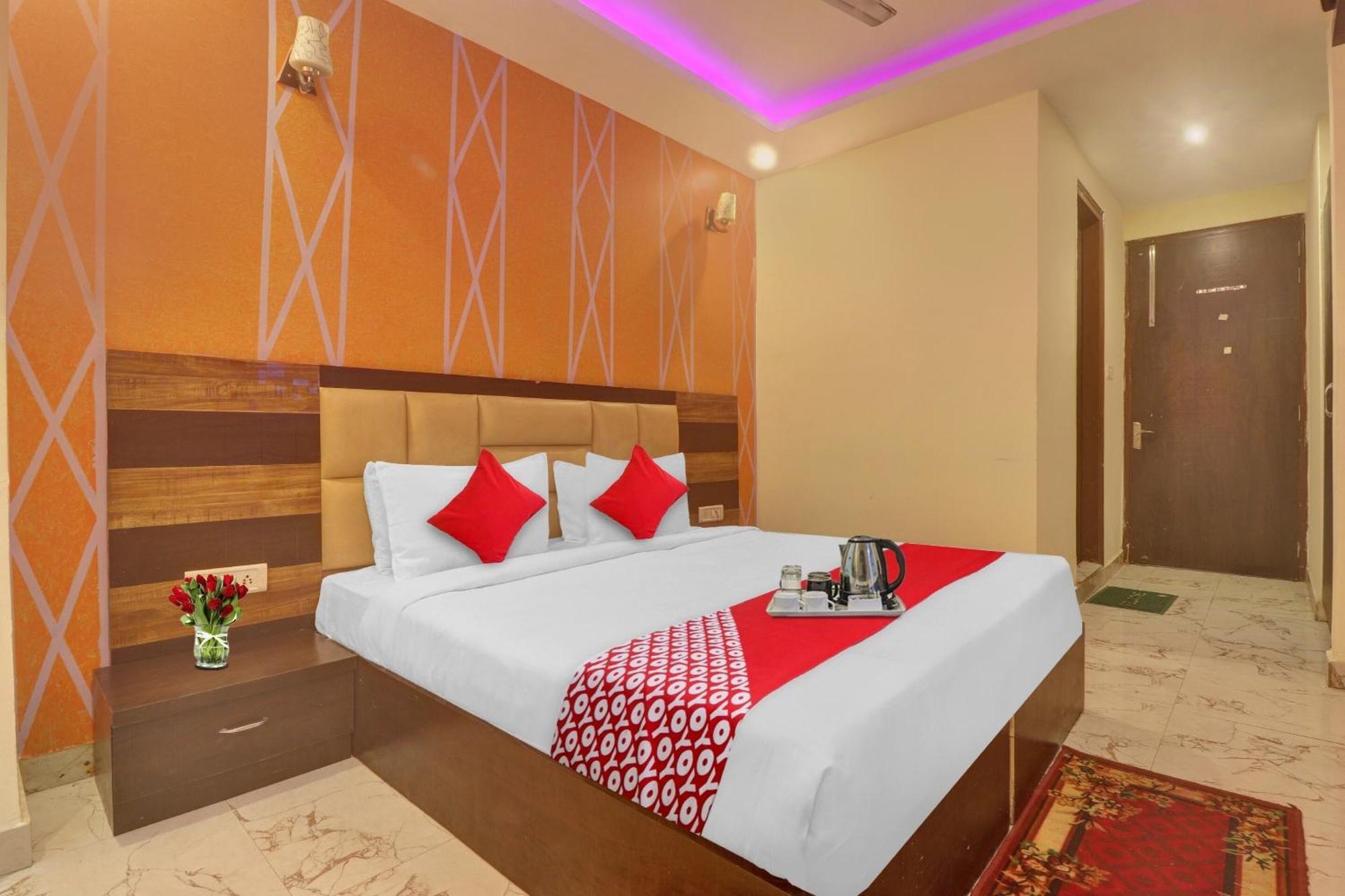Hotel O Prince Home Stay Near Ambience Mall Нью-Делі Екстер'єр фото